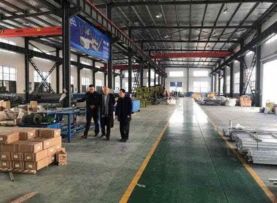 中國(guó)中小商業(yè)企業(yè)協(xié)會(huì)副會(huì)長(zhǎng)薛美華率隊(duì)考察江蘇萬(wàn)威電氣